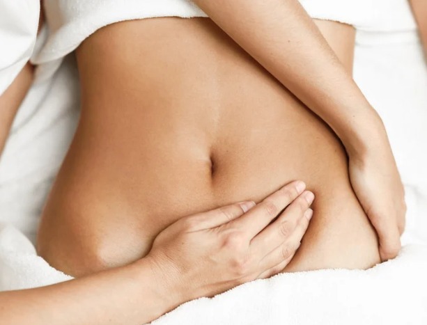 Personne recevant un massage en position assise